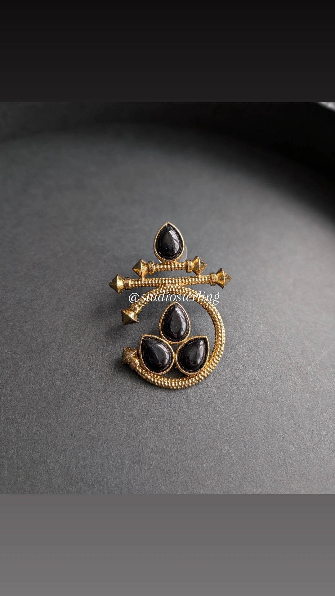 Monalisa stone earrings - Black