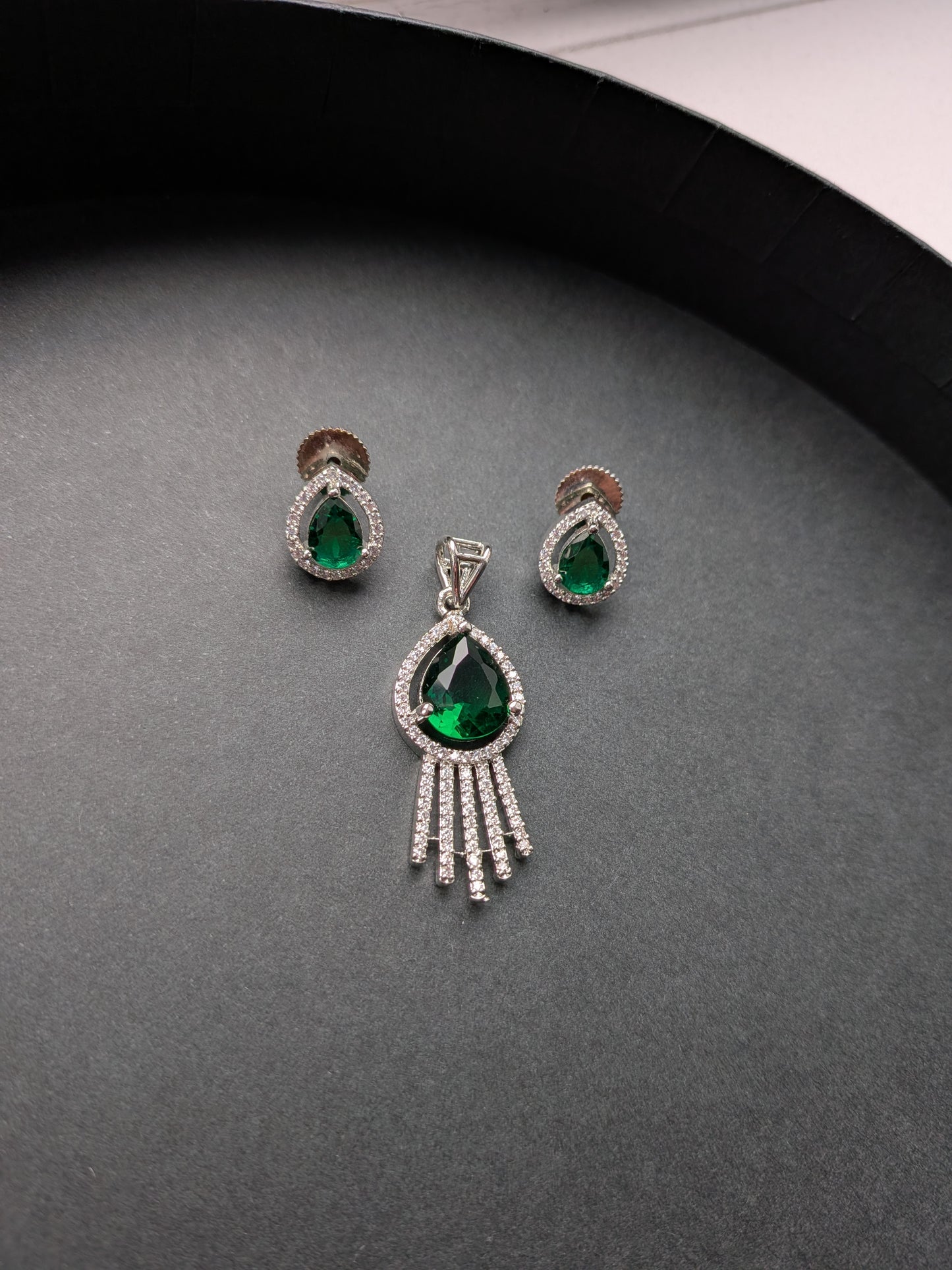 Pendant Set in AD - Emerald Green