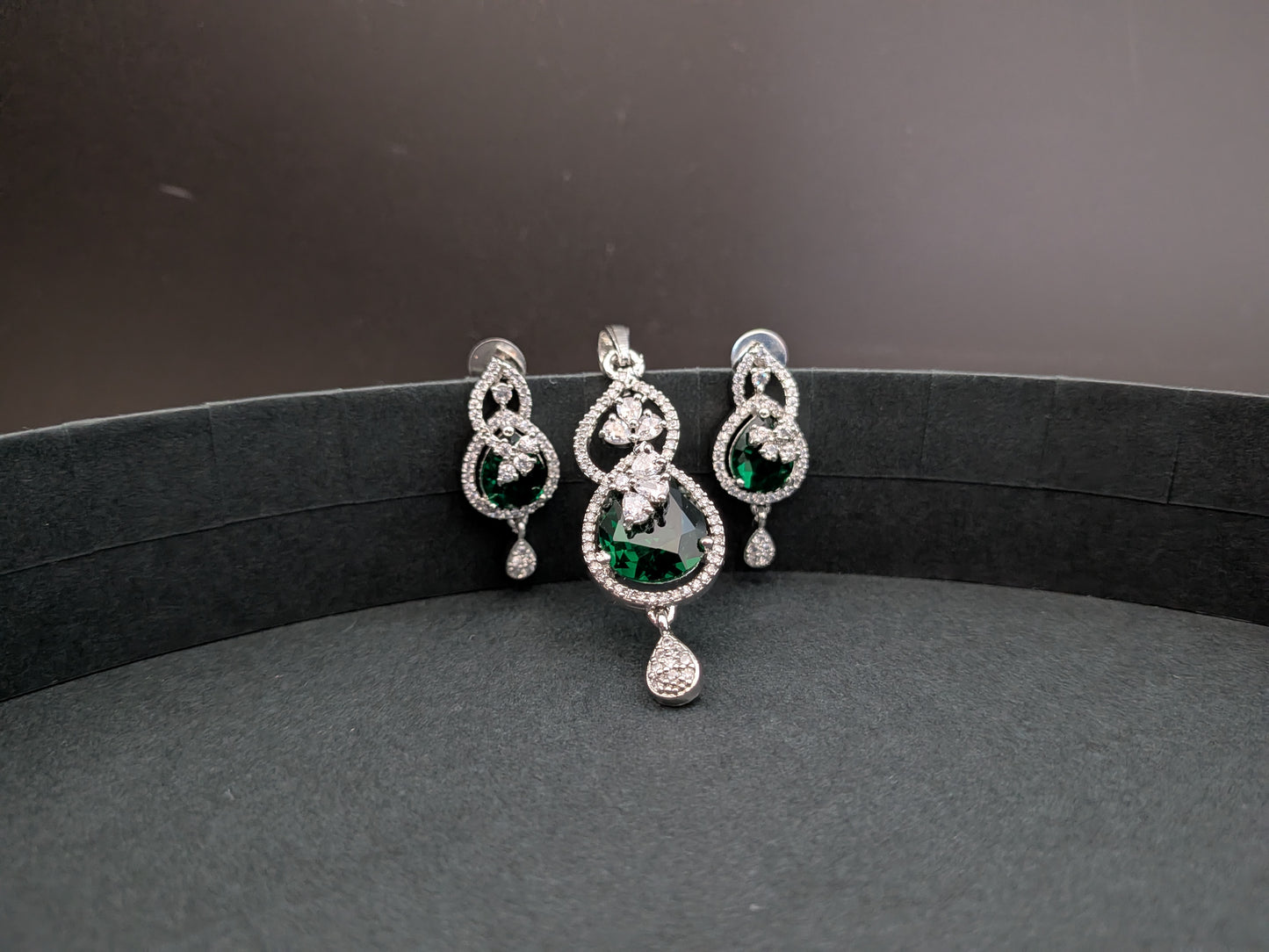 Pendant Set in AD - Emerald Green