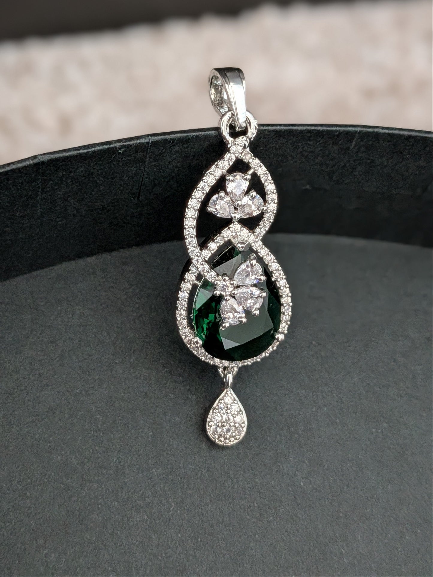 Pendant Set in AD - Emerald Green