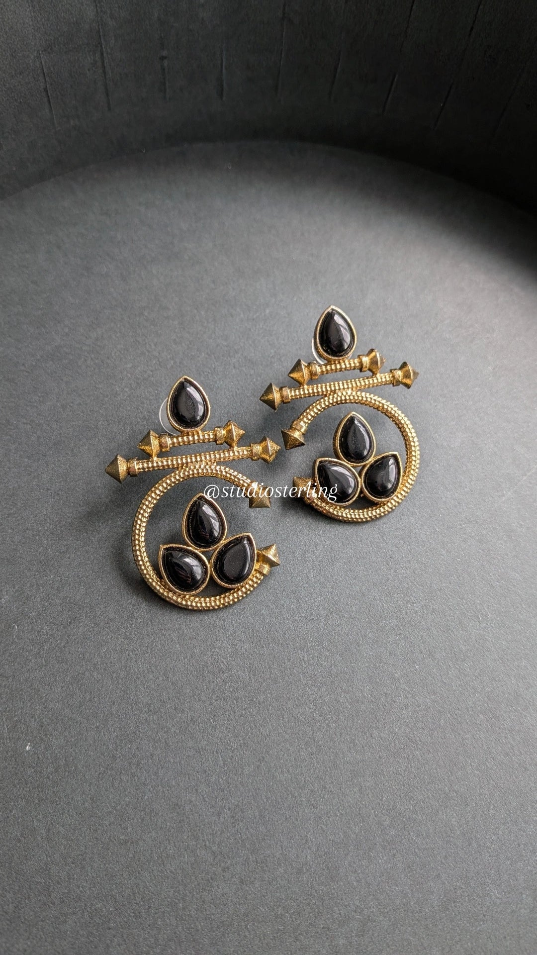 Monalisa stone earrings - Black