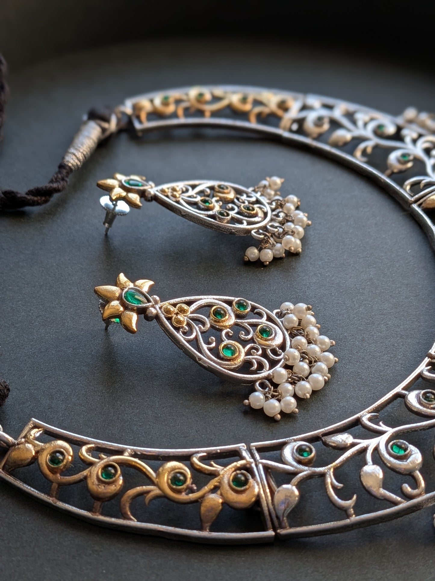 Hasli set with Emerald Green stones
