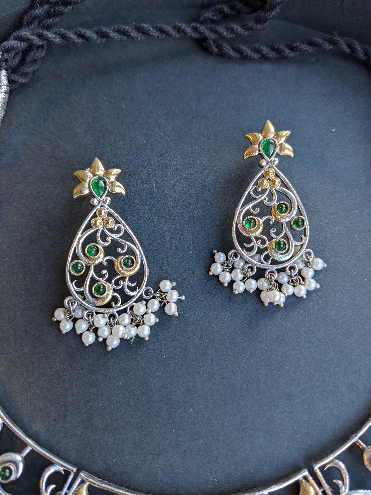 Hasli set with Emerald Green stones